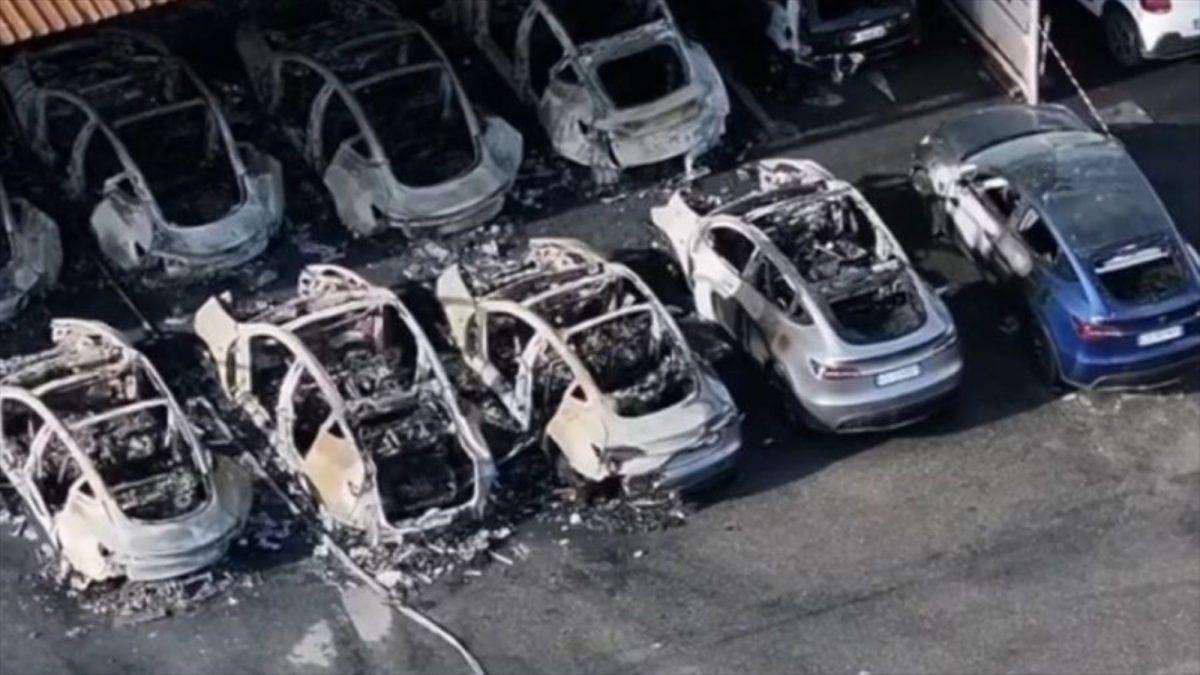 Izgoreni automobili Tesla u Rimu / Foto: Anadolu