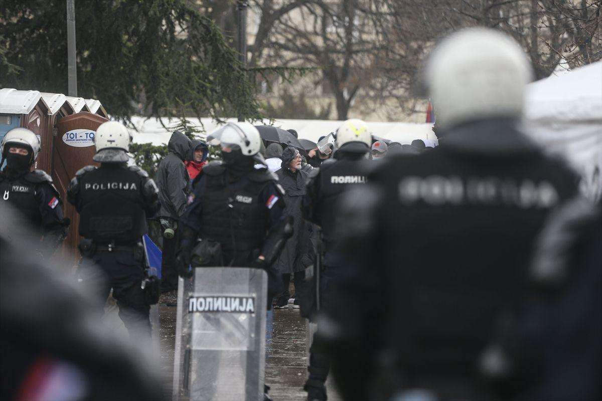 VIŠE OD 300.000 PROSVJEDNIKA U BEOGRADU: Prosvjed završen izgredima u kojima je ozlijeđeno 56 osoba, 22 osobe su uhićene Srbijanska policija tijekom posvjeda u Beogradu / Foto Anadol