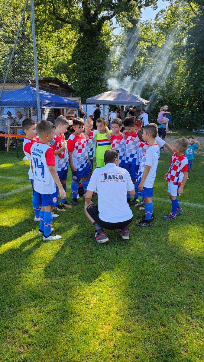 U-10 FC CROATIA MÜNCHEN: "Croatijo volim tvoje boje, ne bi iz te da me Bayern zove" U-10 momčad Croatije München / Foto: Fenix (SIM)