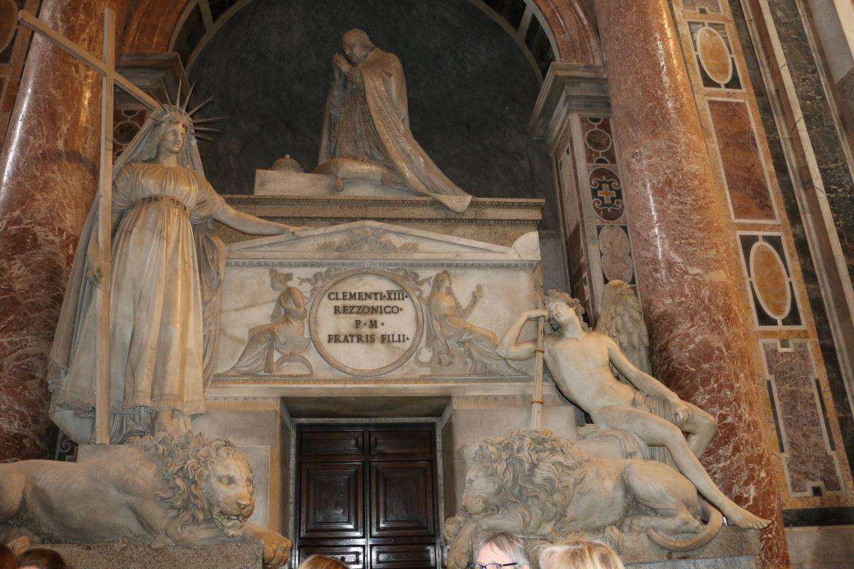 BAZILIKA SV. PETRA: Izgrađena na skromnom grobu ribara iz Galileje, mjesto gdje ljudi osjećaju bliskost bez obzira na vjeru i naciju, gdje se u žamoru osjeća nevjerojatna tišina Bazilika sv. Petra u Vatikanu / Foto: Fenix (MD)