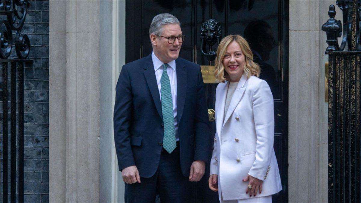 ŠPANJOLSKI PREMIJER UZ ZELENSKOG: Mir u Ukrajini se mora postići, ali ne po cijenu nagrađivanja ruskog "neoimperijalizma" Britanski premijer Keir Starmer i talijanska premijerka Giorgia Meloni / Foto: Anadolu