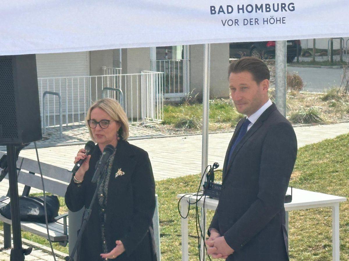SVEČANO OTVOREN: „DUBROVNIKPLATZ“ U BAD HOMBURGU: Trajno svjedočanstvo prijateljstva dvaju gradova Zamjenica gradonačelnika Dubrovnika Jelka Tepšić i gradonačelnik Alexander Hetjes / Foto: Fenix (SIM)