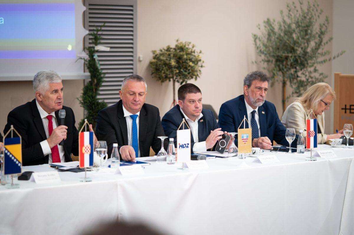 MEĐUGORJE: Održan XXV. Koordinacijski sastanak HDZ-a BiH i predstavnika vlasti Republike Hrvatske o strateškim projektima i suradnji Koordinacijski sastanak HDZ-a BiH i predstavnika vlasti Republike Hrvatske/ Foto: HDZ BiH