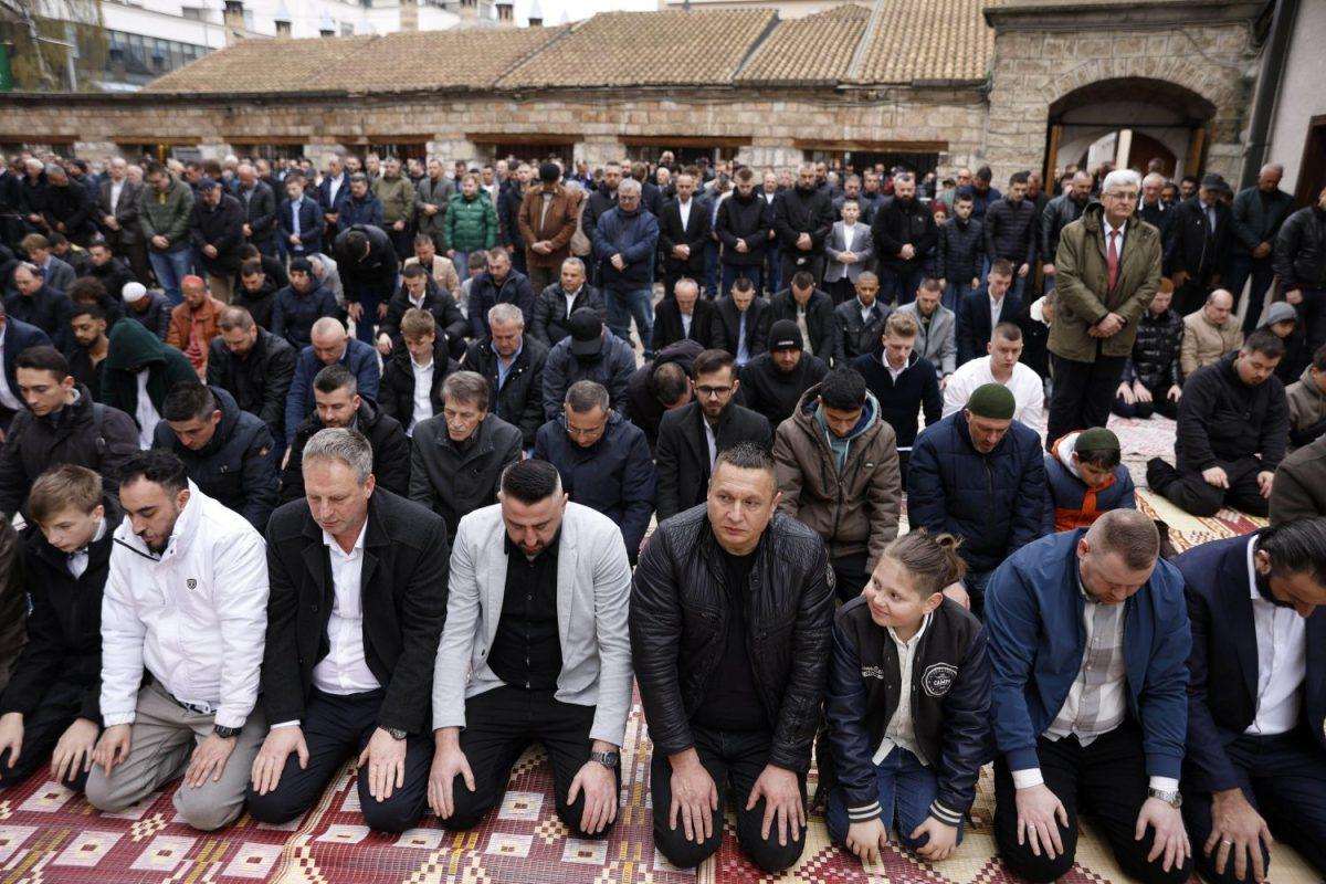 ZAGREB/SARAJEVO: Muslimani širom svijeta danas obilježavaju prvi dan Ramazanskog bajrama Molitve u sarajevskoj Begovoj džamiji u povodu Ramazanskog bajrama / Foto: Hina