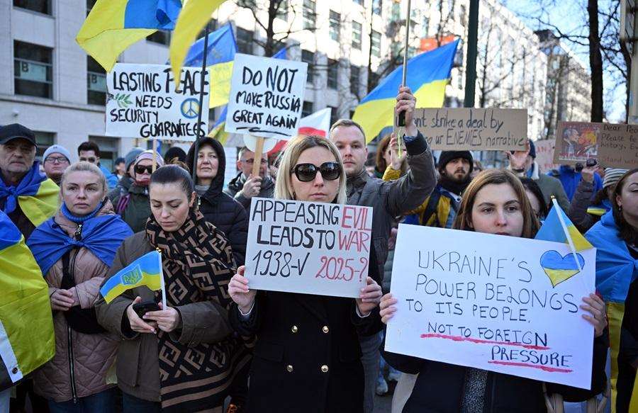 "STOP RATU": U Bruxellesu prosvjed protiv Trumpa nakon sukoba sa Zelenskim U Bruxellesu prosvjed protiv Trumpa / Foto: Anadolu