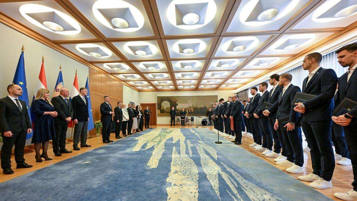 "MALI ZNAK DRŽAVE": Predsjednik Milanović odlikovao hrvatske rukometaše Rukometaši na odlikovanju/ Foto: Hina