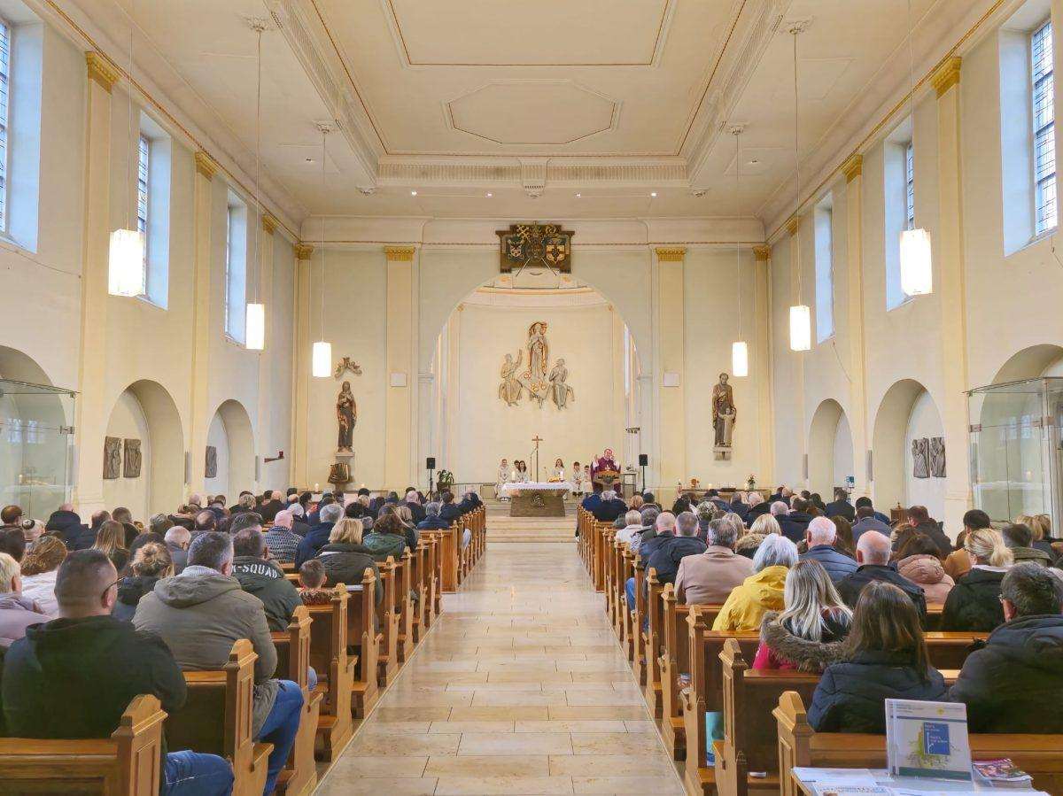 (VIDEO) DUHOVNA OBNOVA U HKM SINGEN-VILLINGEN: Pjesma i svjedočanstva Stijepe Gleđ Markosa nisu nikog ostavili ravnodušnim Duhovna obnova u HKM Singen-Villingen/ Foto: Fenix (Dorotea Savnik)