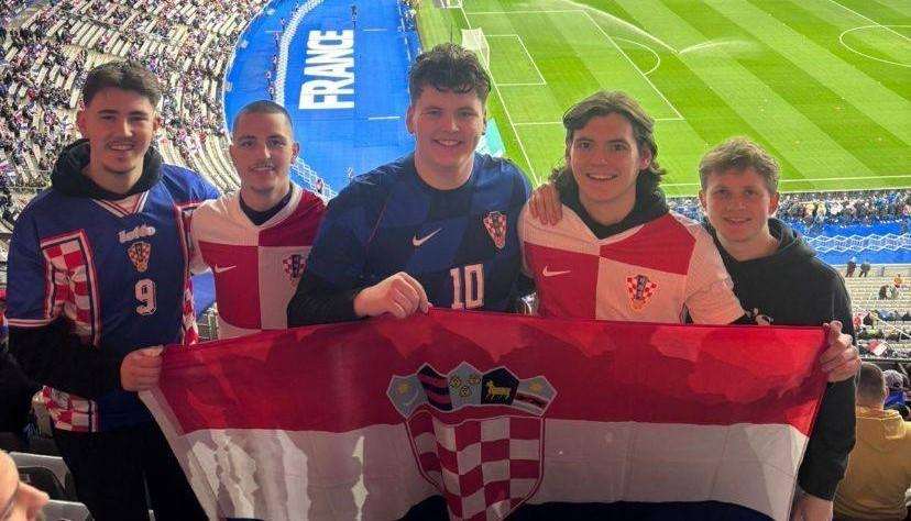 MLADI, ZGODNI I TALENTIRANI: Mladići iz TS Hrvatski čuvari iz Wuppertala napravili show u Parizu MLADI, ZGODNI I TALENTIRANI: Mladići iz TS Hrvatski čuvari iz Wuppertala napravili show u Parizu