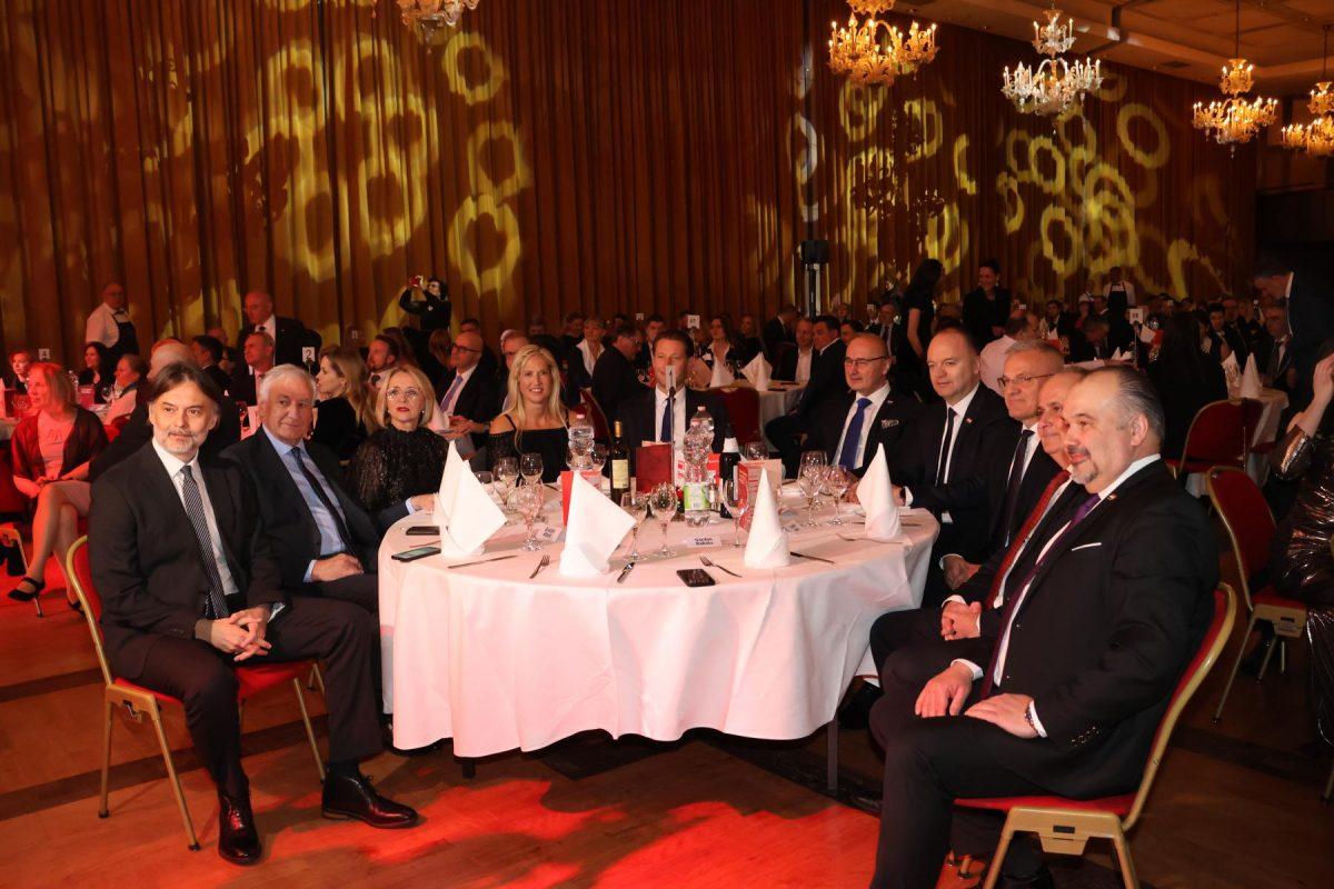 „VEČERNJAKOVA DOMOVNICA“ NEMA GRANICA- Dobitnici poručuju: Gdje god stignemo, pričamo o našoj Hrvatskoj! Večernjakova domovnica 2025. / Foto: Fenix (Jelena Trieb)