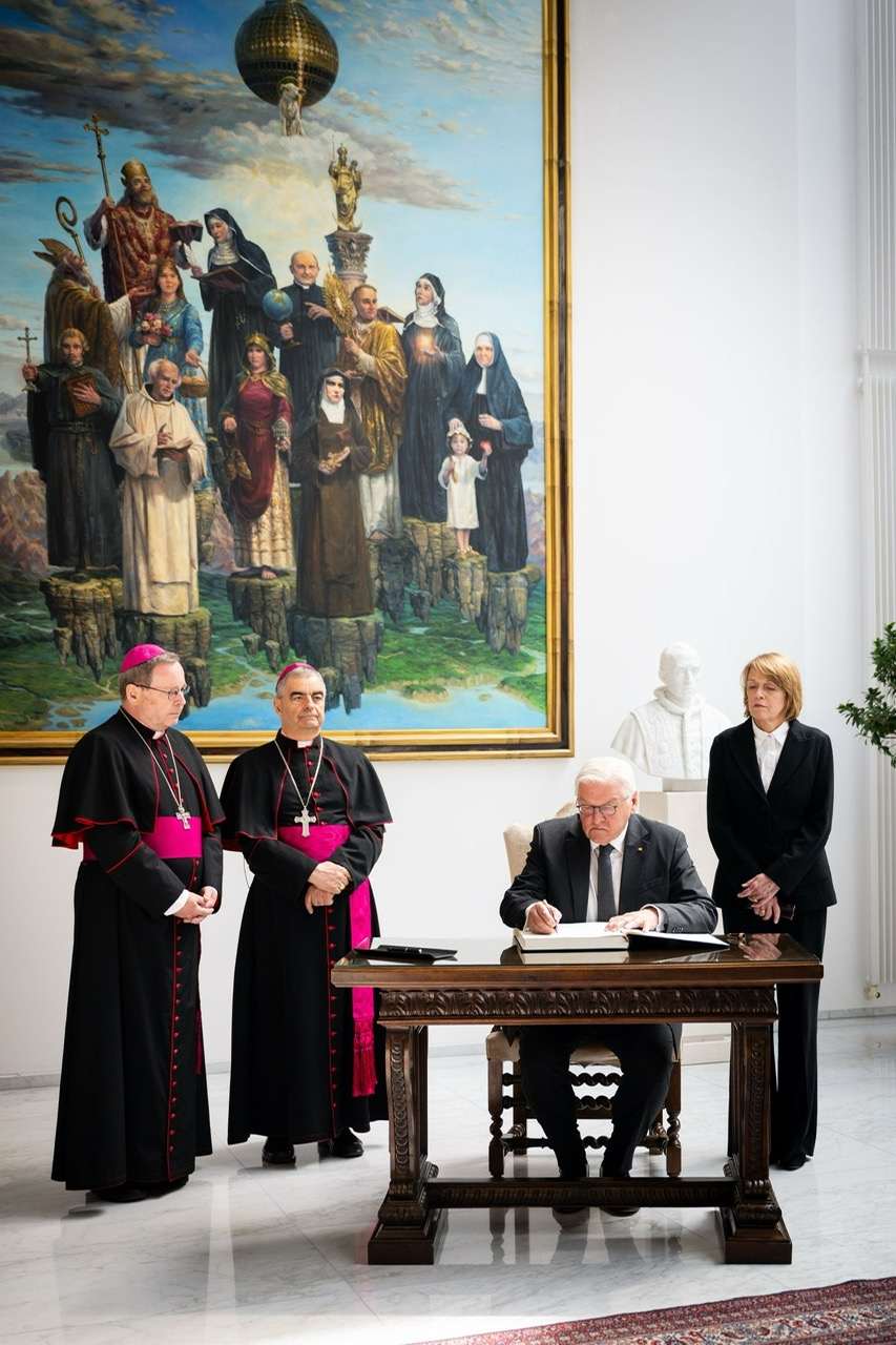 KNJIGA ŽALOSTI ZA NJEGOVOM SVETOŠĆU PAPOM FRANJOM: Njemački predsjednik Frank-Walter Steinmeier upisao se u knjigu žalosti u Apostolskoj nuncijaturi u Berlinu Njemački predsjednik Frank-Walter Steinmeier upisuje se u knjigu žalosti otvorenoj u Apstolskoj nuncijaturi u Berlinu / Foto: Fenix (A.N.B.)