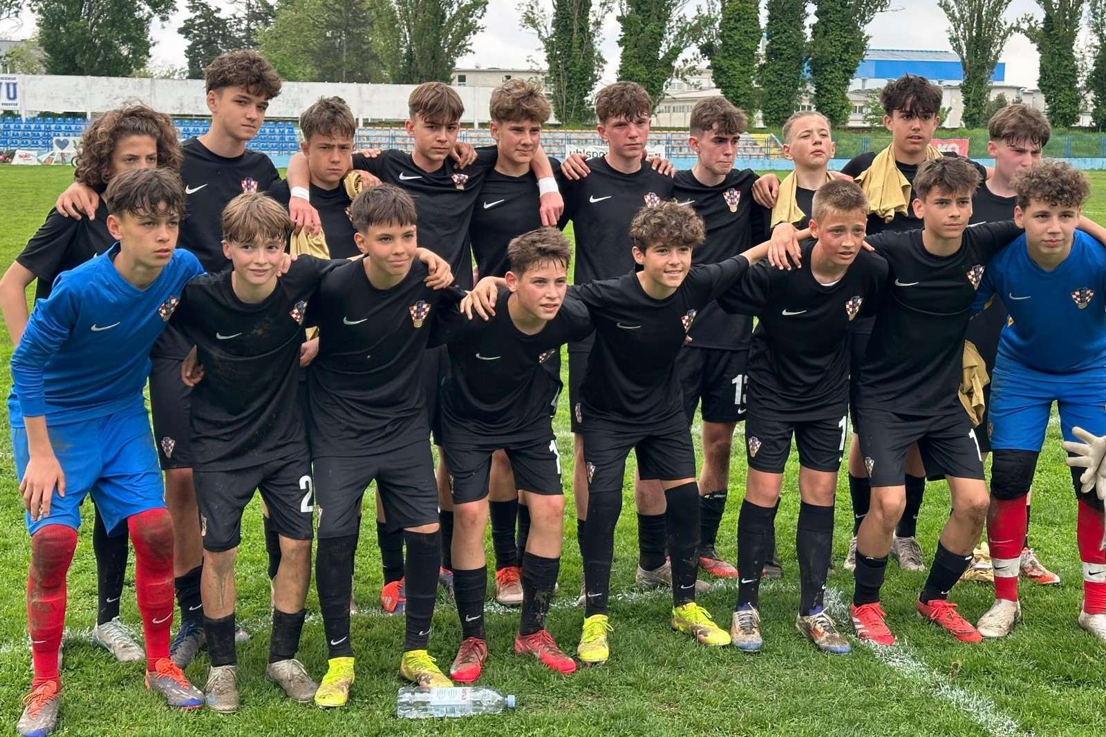 MEMORIJAL VUKOVARSKIH BRANITELJA: Nakon 4:0 pobjede protiv Vukovara, U-14 momčad Hrvata iz Njemačke izgubila od Istre rezultatom 3:1 Momčad Hrvata iz Njemačke pred utakmicu sa Vukovarom / Foto: Fenix (N.Ć.)