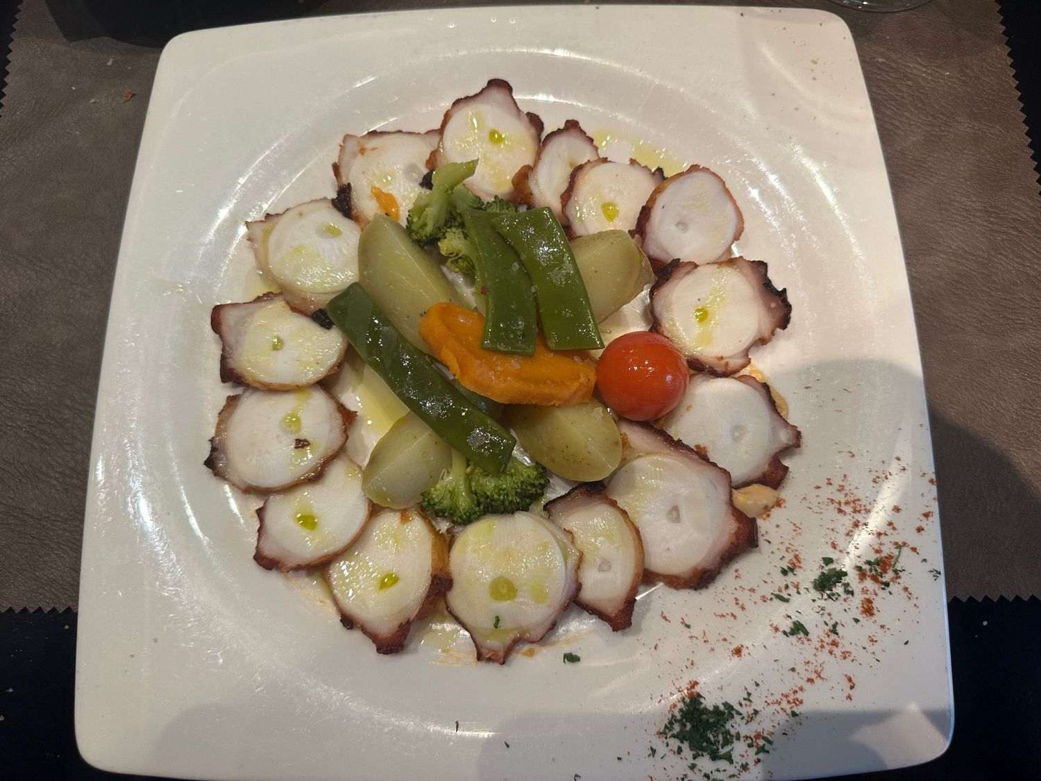 CIJENA RUČKA OD 923 EURA ŠOKIRALA GOSTE: Vlasnik restorana opravdava račun Hobotnica na španjolski način (ILUSTRACIJA) / Foto: Fenix (SIM)