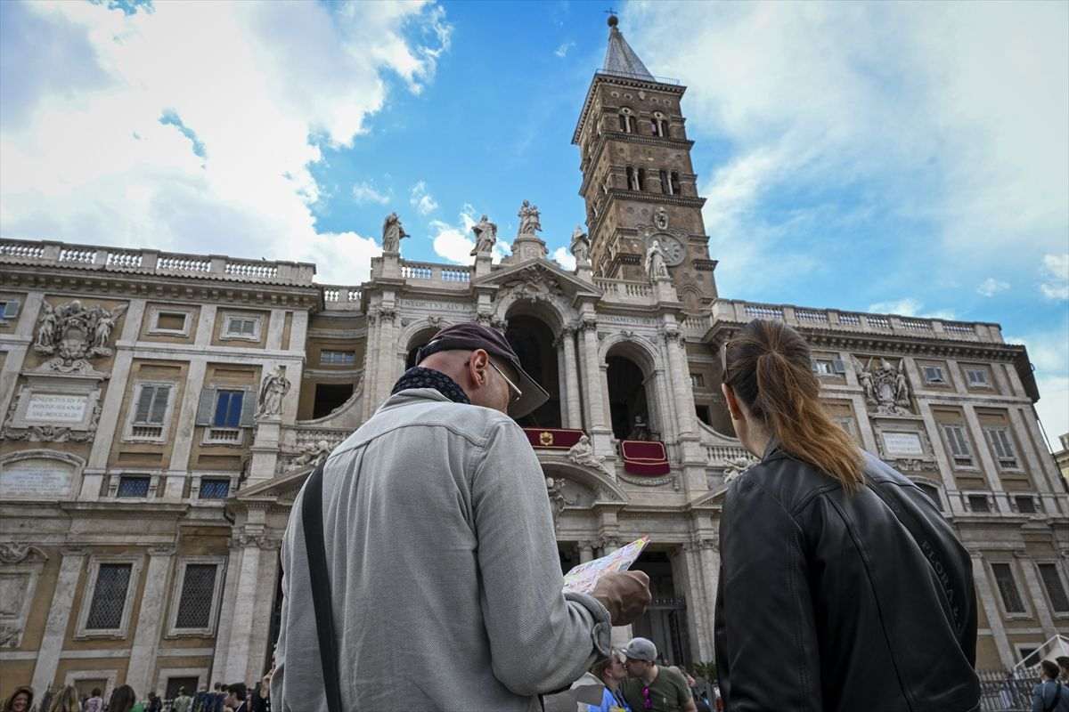 RIM: Povećavaju se mjere sigurnosti oko Bazilike sv. Marije Velike u Rimu u kojoj će biti pokopan papa Franjo Hodočasnici ispred Bazilike sv. Marije Velike u Rimu / Foto: Anadol