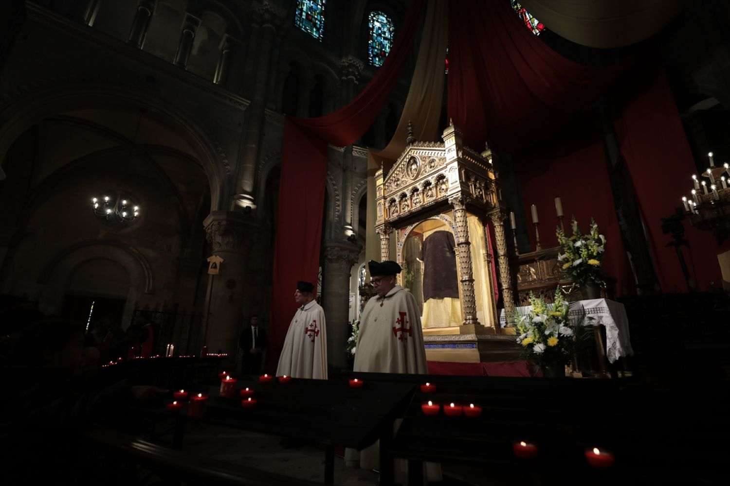 Kristova sveta tunika izložena je u bazilici Saint-Denys u Argenteuilu u blizini Pariza / Foto: Anadolu