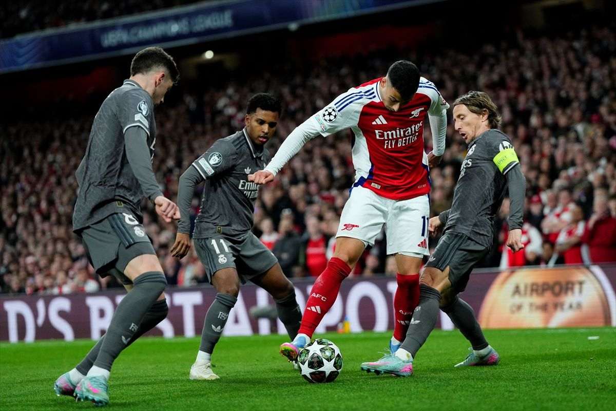 LIGA PRVAKA: Arsenal deklasirao Real, poraz Bayerna u Münchenu od Intera Luka Modric u borbi za loptu sa Gabrielom Martinelliem / Foto: Anadolu