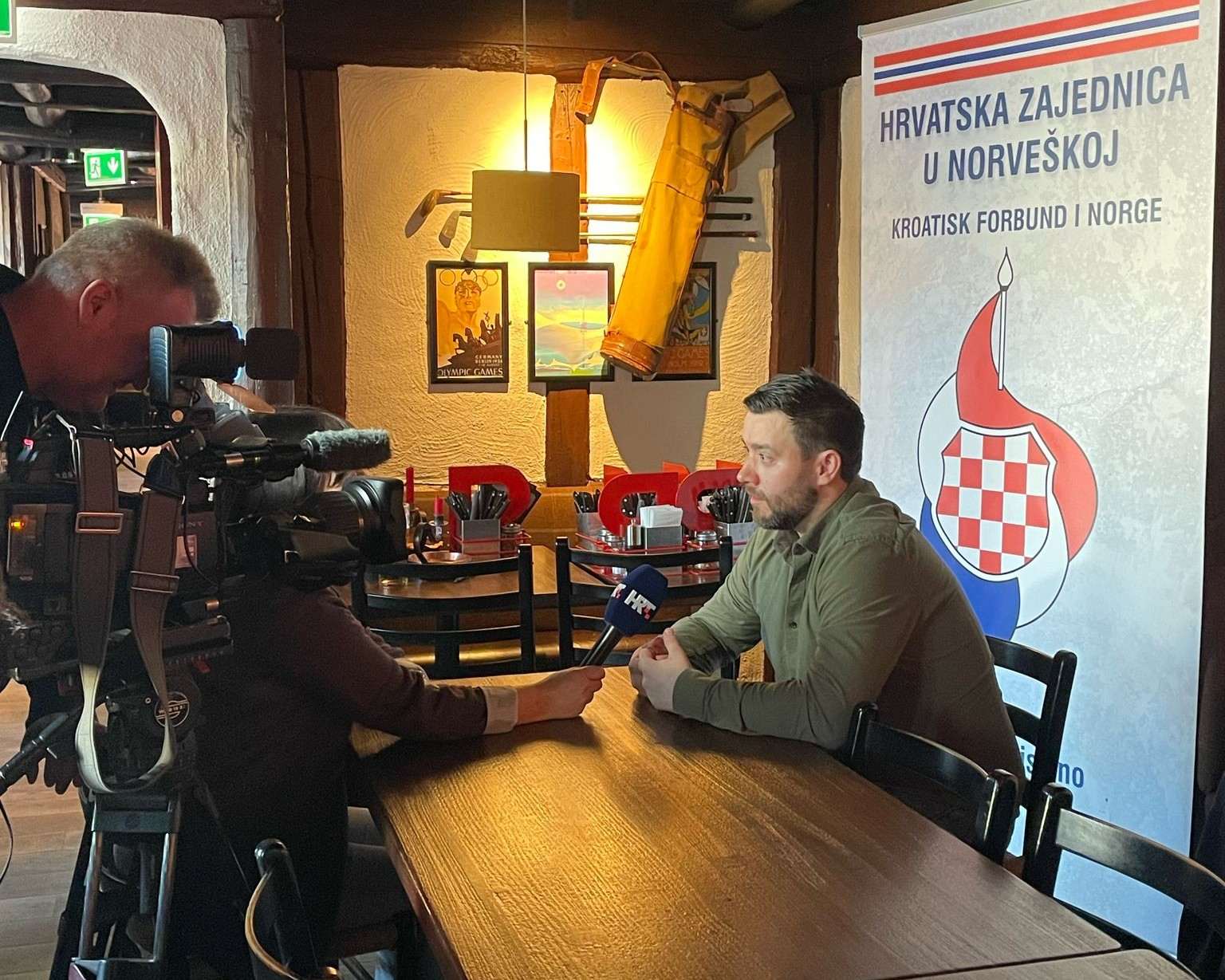 OSLO: Hrvatska televizija u posjetu Hrvatskoj zajednici u Norveškoj Predsjednik Hrvatske zajednici u Norveškoj Ivan Turkalj ispred kamera HTV-a / Foto: Fenix (SIM)