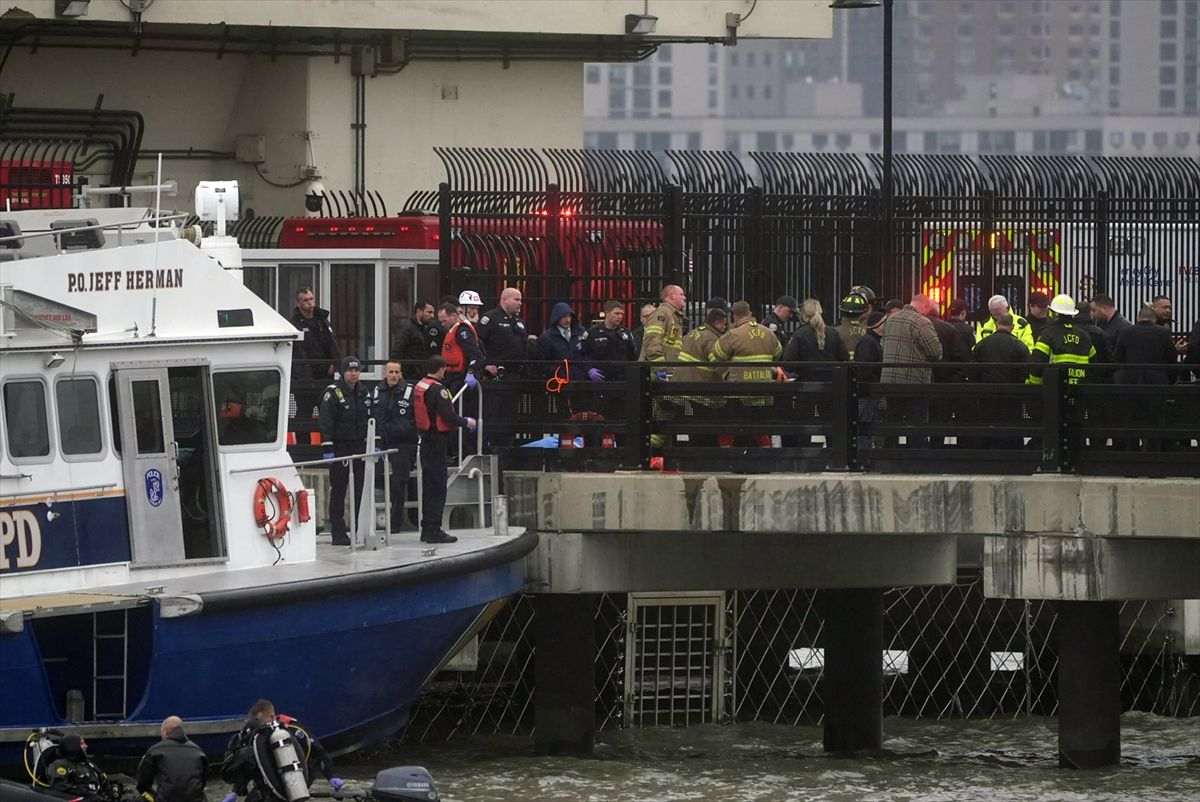 ZRAKOPLOVNA NESREĆA U NEW YORKU: U padu helikoptera u rijeku Hudson život je izgubilo svih 6 osoba Spasilaćke službe u akciji spašavanja nakon pada helikoptera u rijeku Hudson / Foto: Anadolu