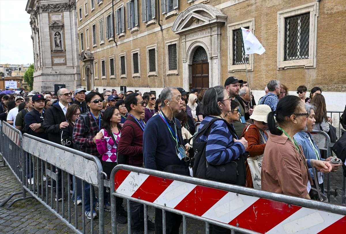 RIM: Povećavaju se mjere sigurnosti oko Bazilike sv. Marije Velike u Rimu u kojoj će biti pokopan papa Franjo Hodočasnici u redu ispred Bazilike sv. Marije Velike u Rimu / Foto: Anadol