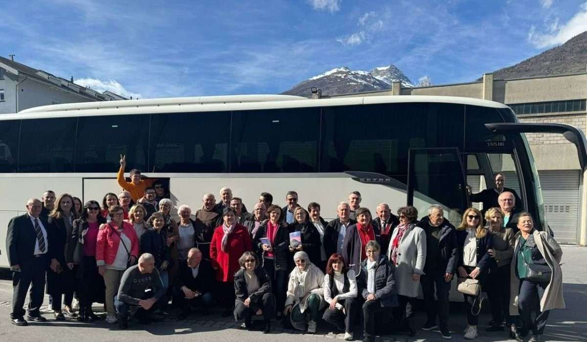 ŠVICARSKA: Vjernici iznenadili fra Vladu Ereša organiziranjem proslave njegovih triju obljetnica Fra Vlado Ereš s vjernicima / Foto: Fenix (Draga Šola)