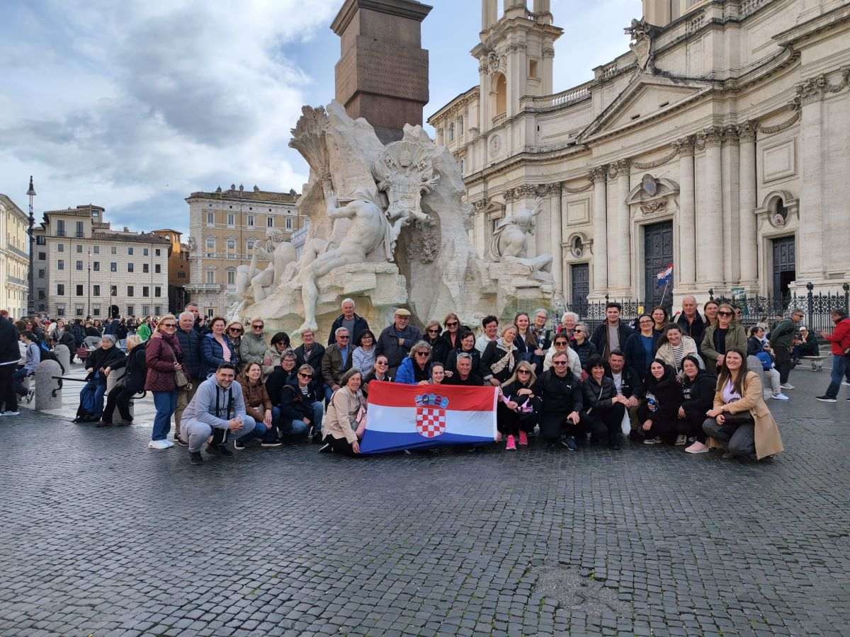 OD RIMA DO PADOVE: Hodočasnici iz Velikog Brda i Žeževice će dugo pamititi ovo putovanje Hodočasnici iz Velikog Brda i Žeževice na hodočašću u Rimu / Foto: Fenix (Marija Sesar)