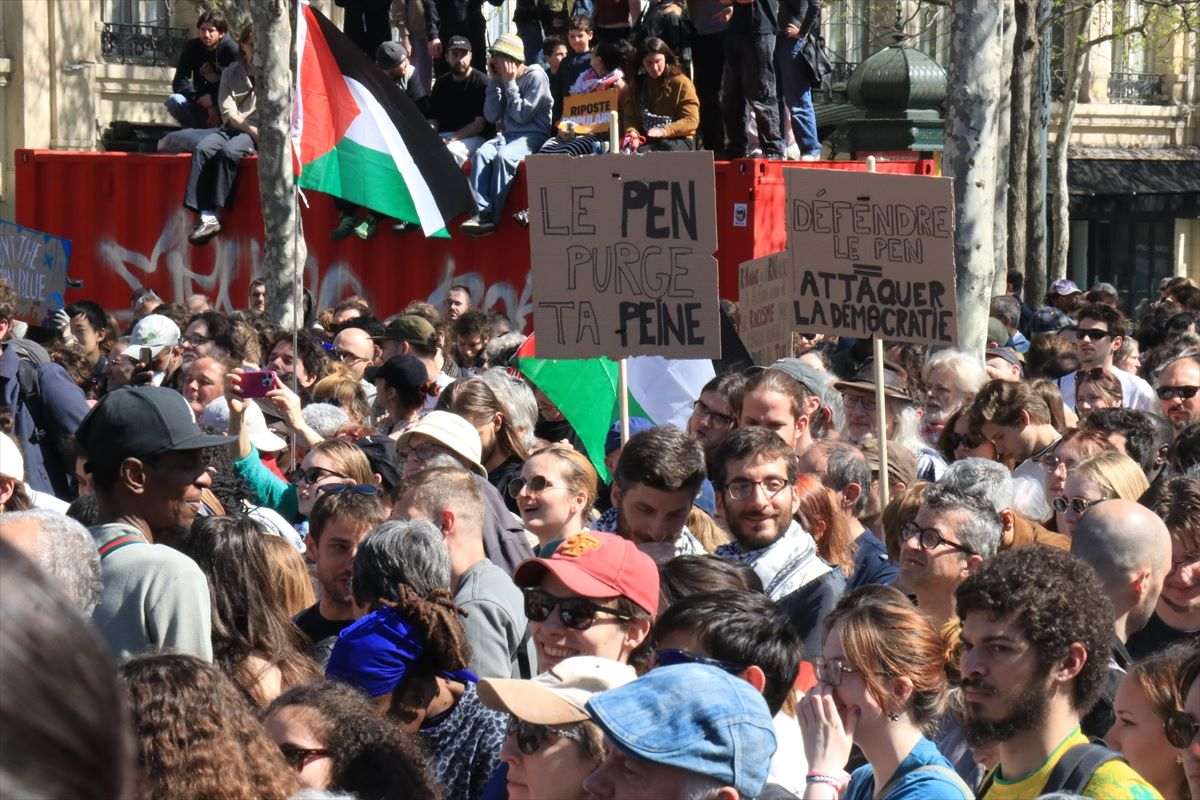 PARIZ: Tisuće ljudi okupile se u znak potpore Marine Le Pen PARIZ: Tisuće ljudi okupile se u znak potpore Marine Le Pen