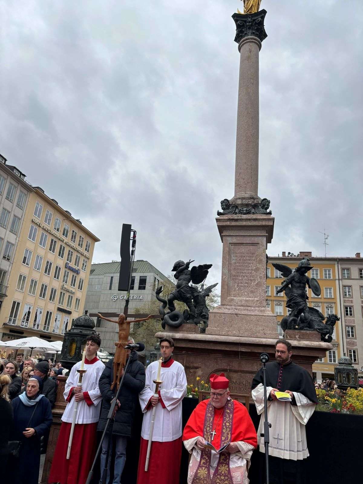 POSEBAN DOGAĐAJ NA VELIKI PETAK: Hrvati u Münchenu sudjelovali u "Križnom putu nacija" čija tradicija seže u 1803.godinu Križni put nacija u Münchenu / Foto: Fenix