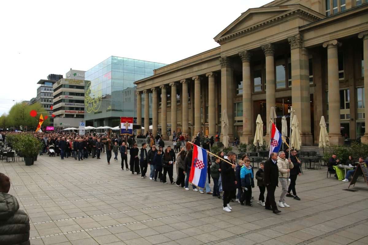 NA VELIKI PETAK U STUTTGARTU: Hrvatski vjernici prošli ulicama grada podsjećajući na snagu zajedništva i nade Hrvati u procesiji Velikog petka u Stuttgartu / Foto: Fenix (Željko Cindrić)
