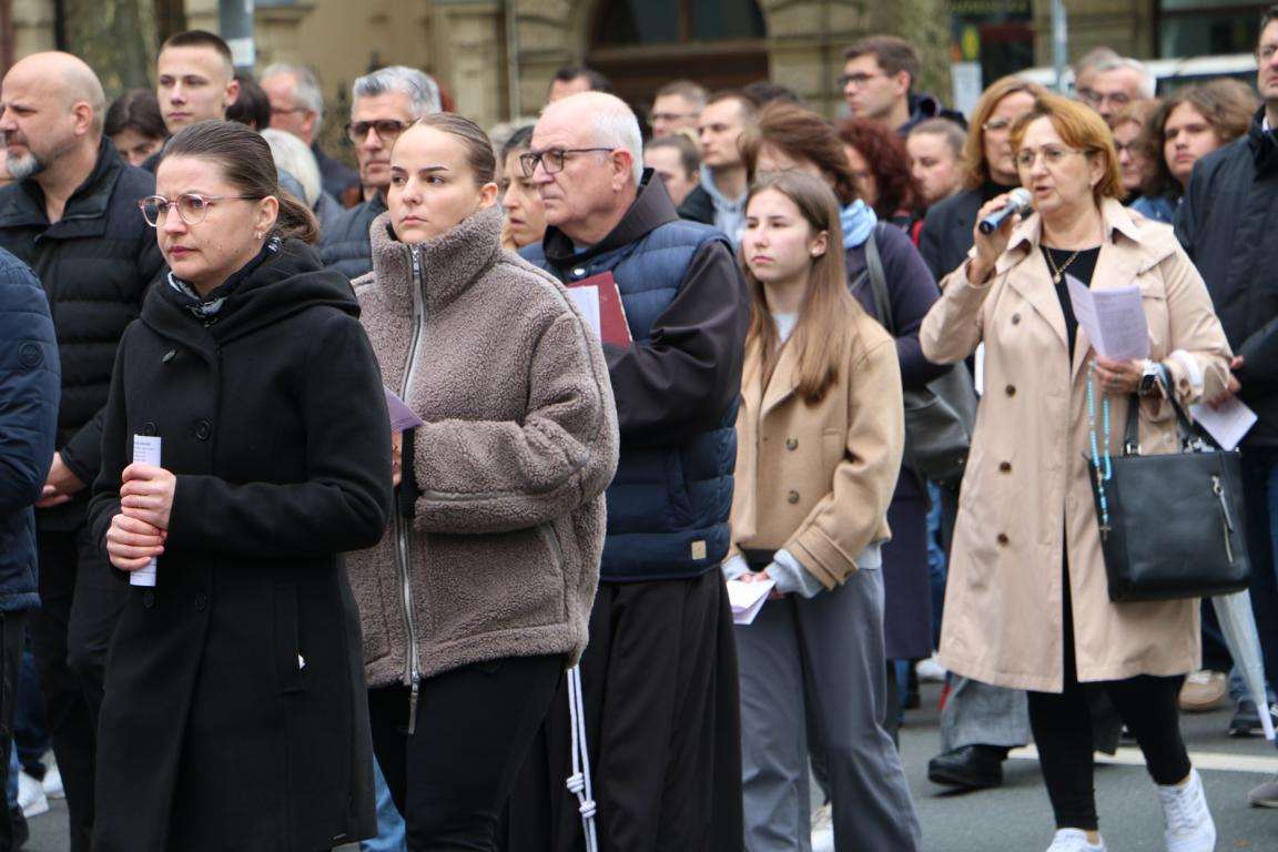VELIKI PETAK U MAINZU: Mnoštvo vjernika u tradicionalnoj procesiji kroz grad VELIKI PETAK U MAINZU: Mnoštvo vjernika u tradicionalnoj procesiji kroz grad