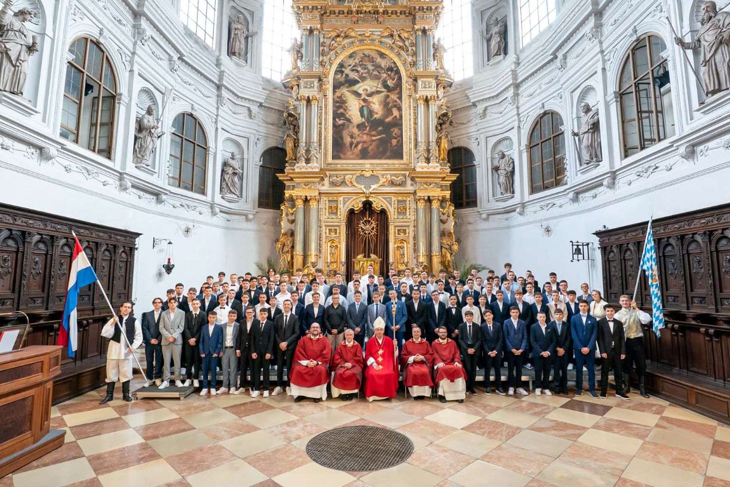 SLAVLJE SAKRAMENTA SV. POTVRDE: U HKŽ München krizmano 215 djevojaka i mladića Krizmanice i krizmanici sa biskupom i svećenicima / Foto: Fenix (Željko Nedić)