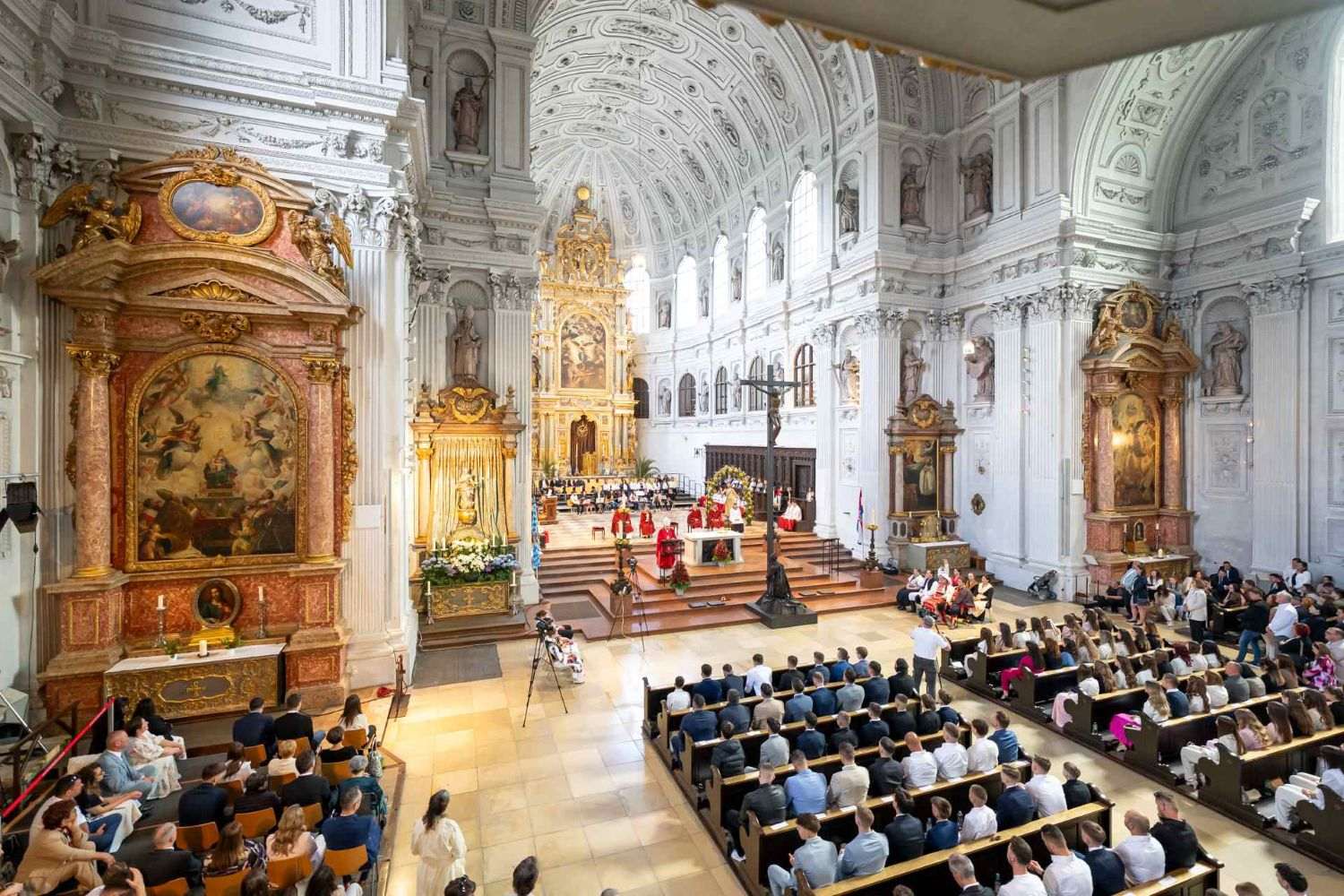 SLAVLJE SAKRAMENTA SV. POTVRDE: U HKŽ München krizmano 215 djevojaka i mladića Krizma u HKŽ München / Foto: Fenix (Ž. Nedić)