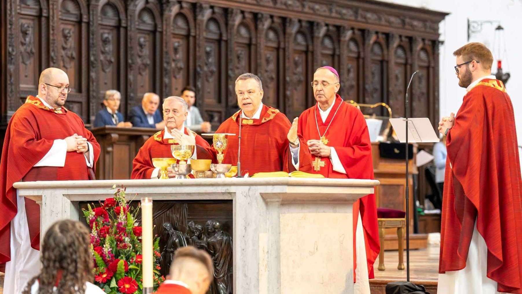 SLAVLJE SAKRAMENTA SV. POTVRDE: U HKŽ München krizmano 215 djevojaka i mladića Biskup i svećenici na krizmi u Münchenu / Foto: Fenix (Ž. Nedić)