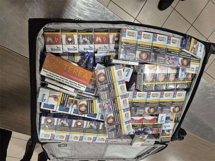 ČAK 20 PALETA CIGARETA: Spriječeno krijumčarenje cigareta vrijednih 2,5 milijuna eura Otkrivene cigarete/ Foto: Hrvatska carina
