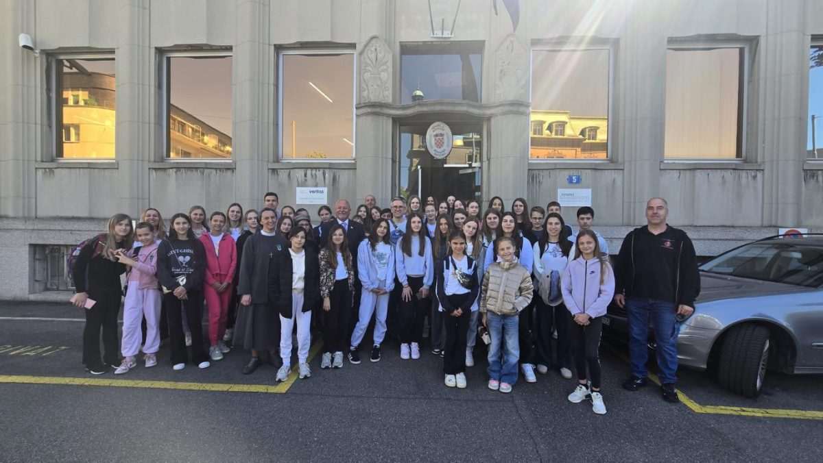 (FOTO) Višestruko nagrađivani dječji zbor iz Varaždina gostovao u Zürichu i Schaffhausenu Uršuline zvjezdice iz Varaždina gostovale u Zürichu i Schaffhausenu / Foto: Fenix (GK RH Zürich)