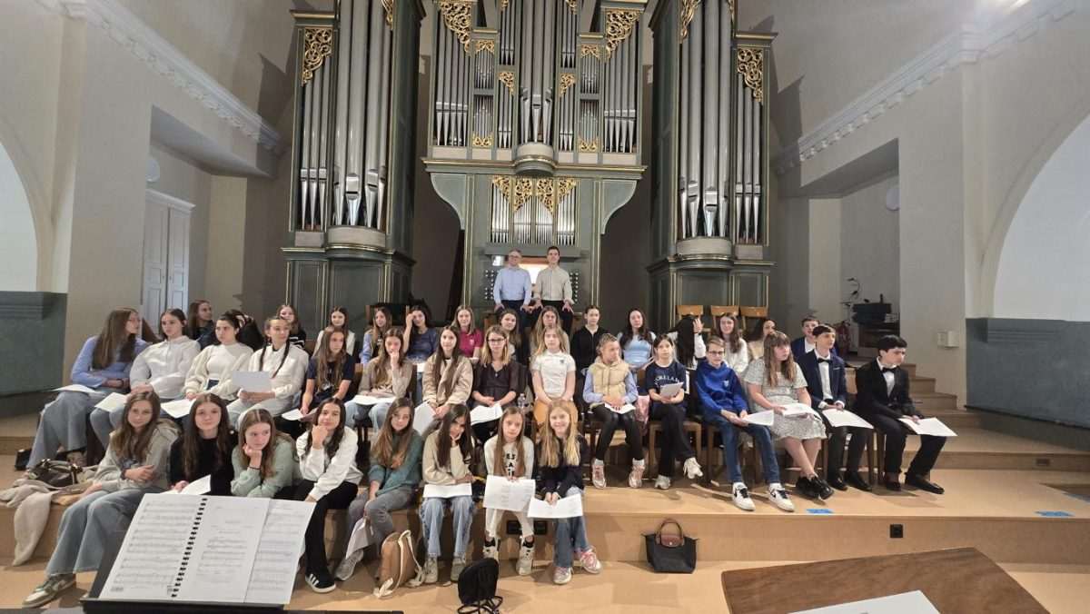(FOTO) Višestruko nagrađivani dječji zbor iz Varaždina gostovao u Zürichu i Schaffhausenu Uršuline zvjezdice iz Varaždina gostovale u Zürichu i Schaffhausenu / Foto: Fenix (GK RH Zürich)