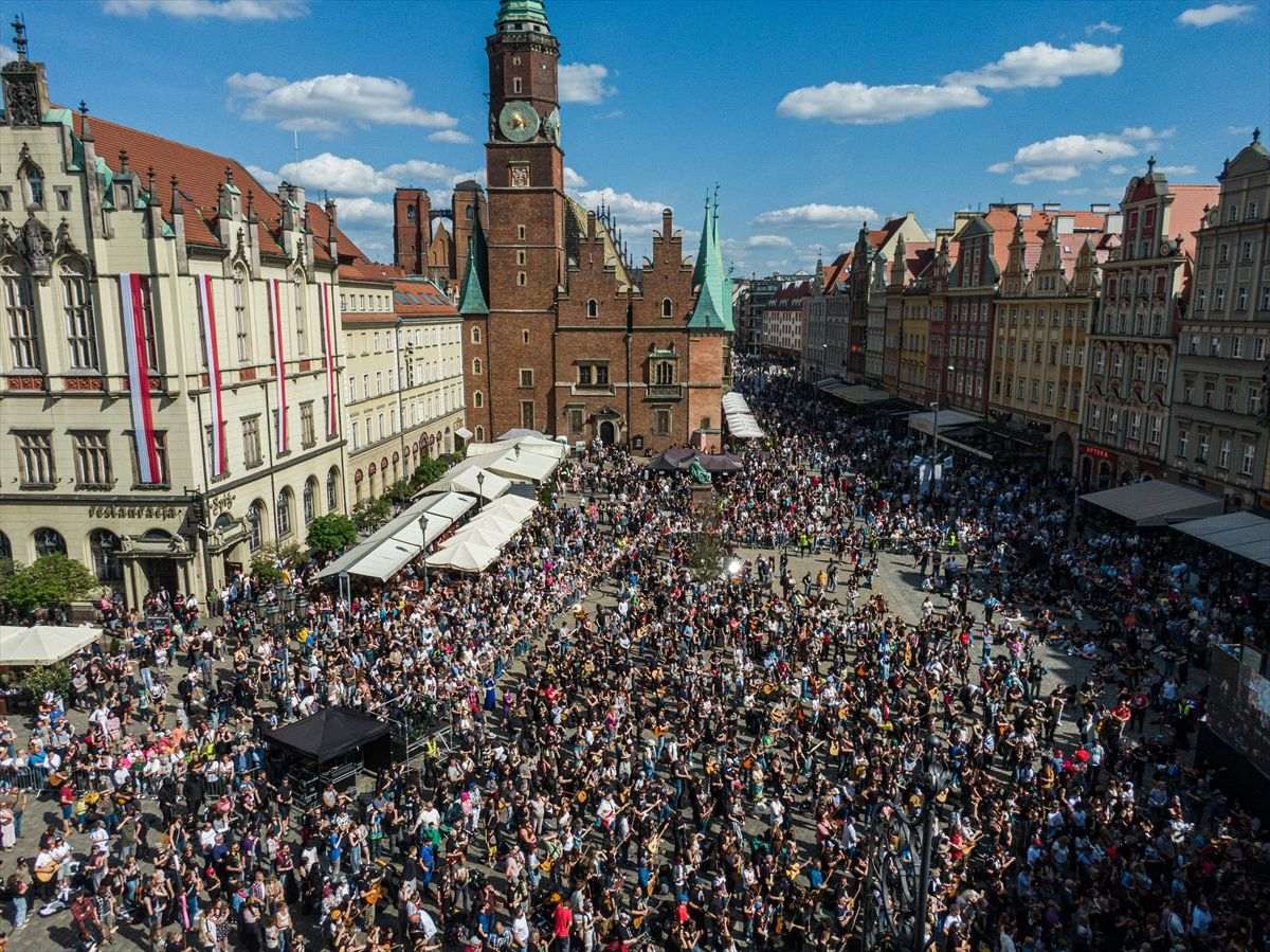 Na glavnom trgu u Wroclawu u Poljskoj, 8.122 gitarista zajedno je izvelo pjesmu "Hey Joe" slavnog Jimija Hendrixa / Foto: Anadolu
