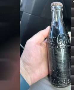 EVO KOLIKO VRIJEDI: Muškarac pronašao oko 120 godina staru, zatvorenu bocu Coca-Cole
