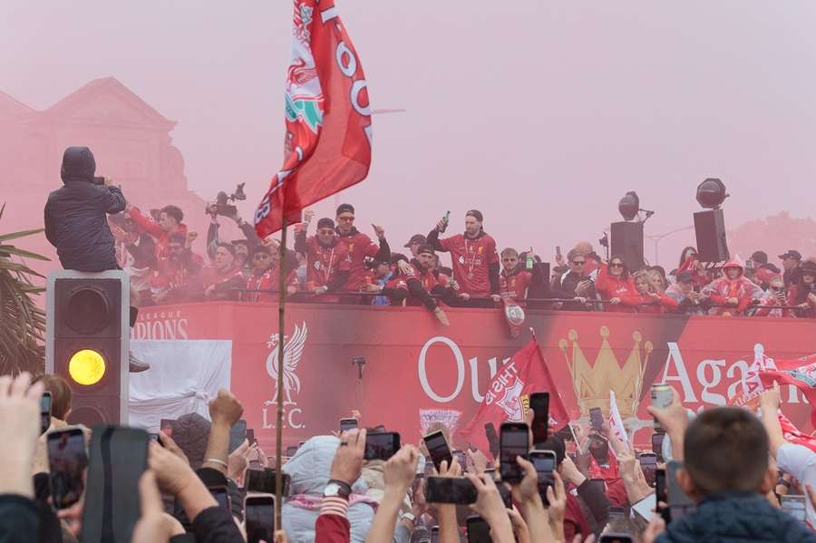 LIVERPOOL: Identificiran 53-godišnji vozač koji se automobilom zabio u navijače Liverpoola i ozlijedo 27 osoba Liverpool proslavio naslov prvaka Premier lige / Foto: Anadolu