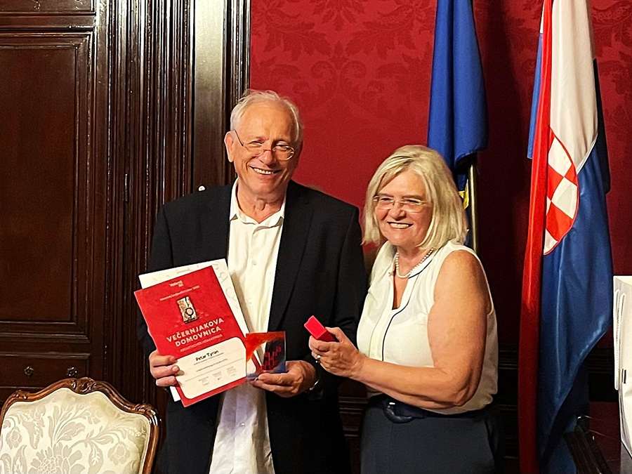 VEČER UMJETNOSTI: Petru Tyranu uručena “Večernjakova domovnica” u Beču Petar Tyran i Snježana Herek