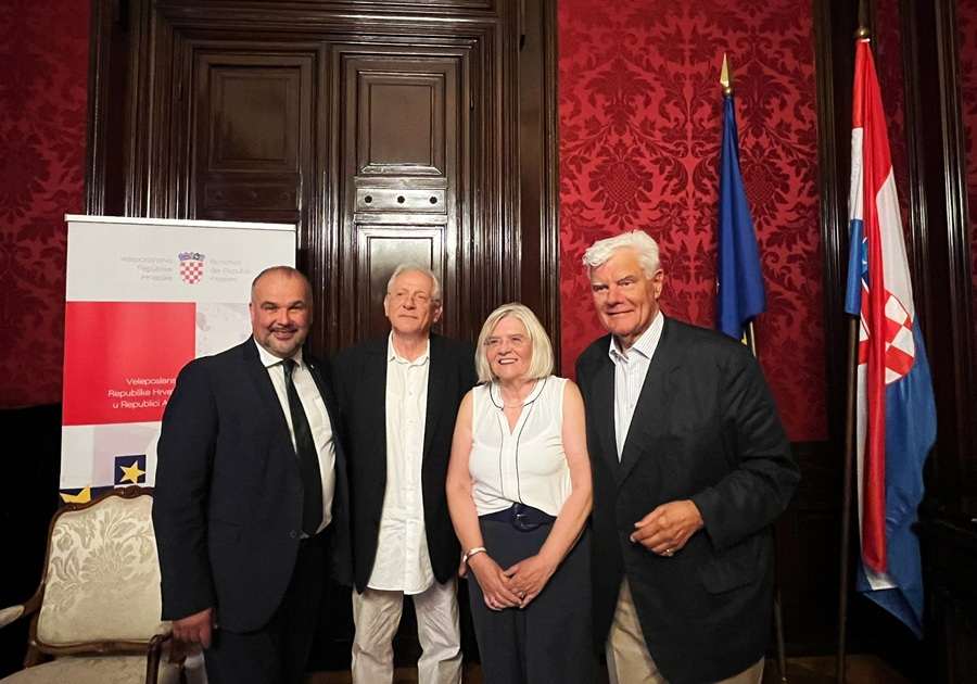 VEČER UMJETNOSTI: Petru Tyranu uručena “Večernjakova domovnica” u Beču Veleposanik Glunčić (lijevo),Tyran, Herek, Brogyanyi