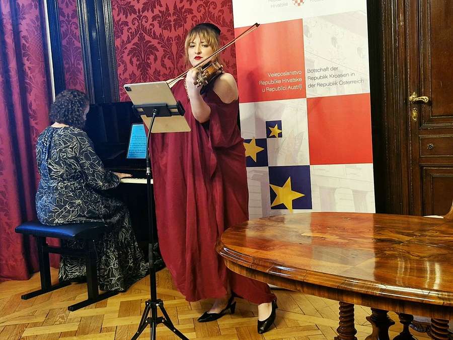 VEČER UMJETNOSTI: Petru Tyranu uručena “Večernjakova domovnica” u Beču Nastup violinistice Nikolić i pijanistice Jansson