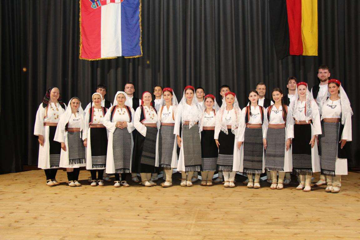 HRVATI U WUPPERTALU NJEGUJU KULTURU: Večer folklora, tradicije i zajedništva u Erkrathu