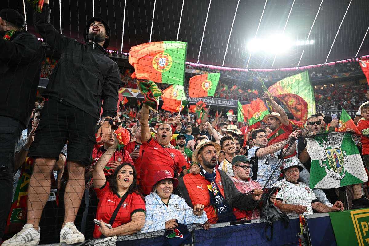 PORTUGAL POBJEDNIK LIGE NACIJA: Ronaldo i društvo s 5:3 srušili Španjolsku nakon drame jedanaesteraca Navijači Portugala (ILUSTRACIJA) / Foto: Anadolu