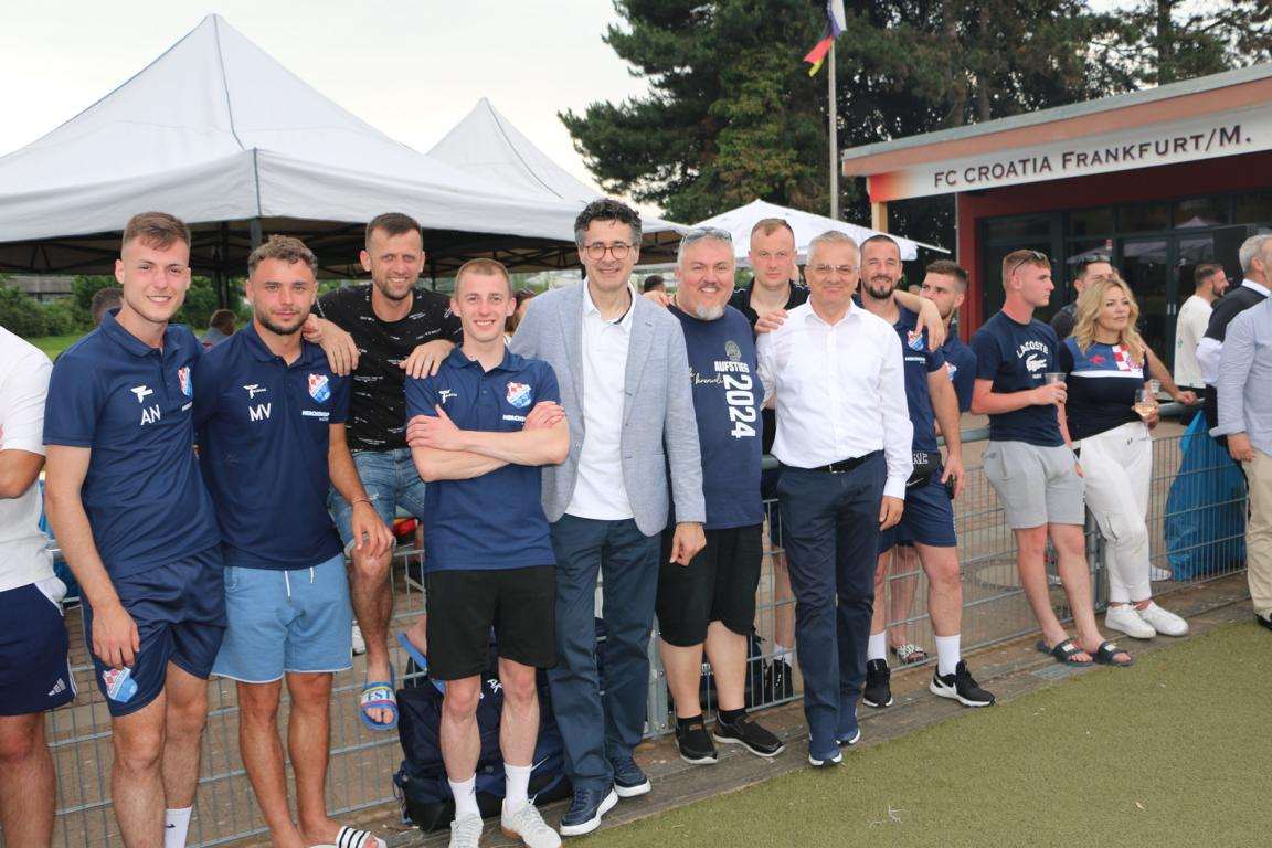 Ivan Sablić i Zvonko Milas s nogometašima / Foto: Fenix /MD)