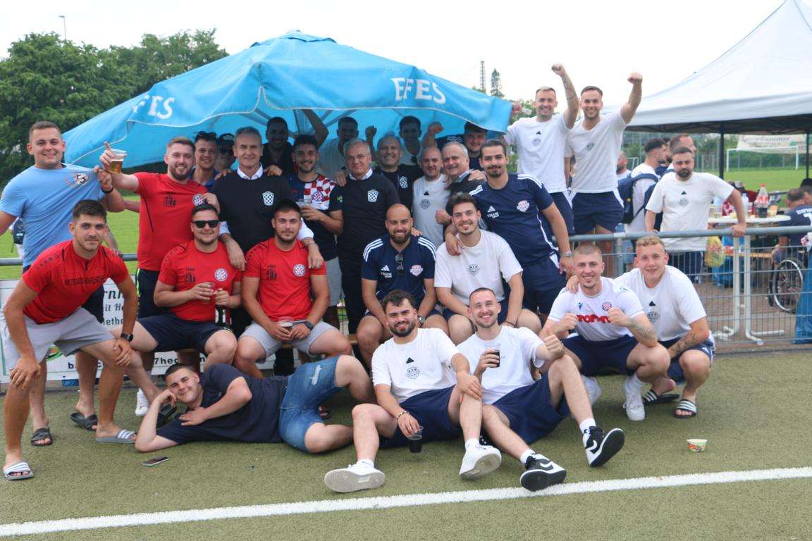 Zvonko Milas i Krunoslav Katičić, Gordan Bakota i Jakov Budimir, s nogometašima / Foto: Fenix (MD)
