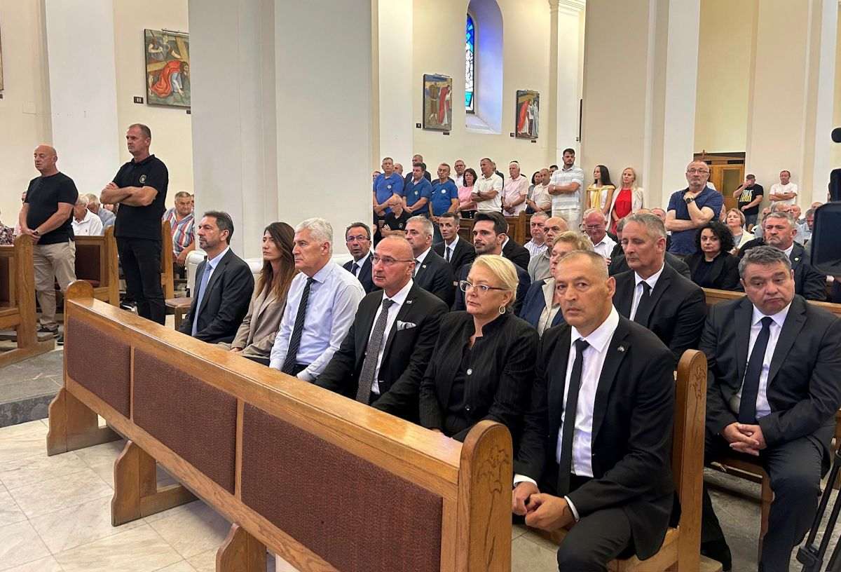 32. OBLJETNICA ZLOČINA NAD HRVATIMA BUGOJNA: Ministar Grlić Radman pozvao institucije BiH da rasvijetli zločine te identificiraju i kazne njihove počinitelje i nalogodavce 32. OBLJETNICA ZLOČINA NAD HRVATIMA BUGOJNA: Ministar Grlić Radman pozvao institucije BiH da rasvijetli zločine te identificiraju i kazne njihove počinitelje i nalogodavce