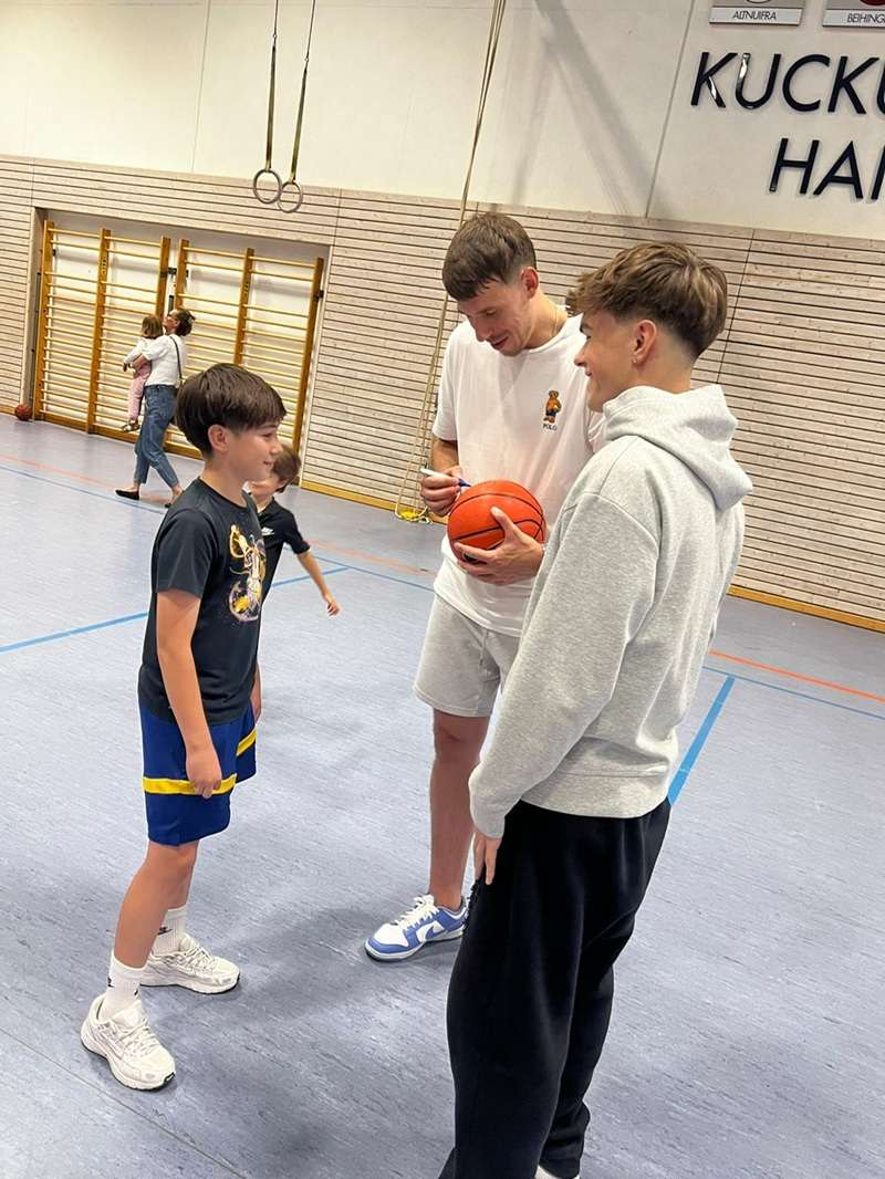 NBA PRVAK POSJETIO HAITERBACH I ODUŠEVIO MLADE: „Sigurno ću jednog dana odigrati utakmicu u dresu Komušine“ NBA PRVAK POSJETIO HAITERBACH I ODUŠEVIO MLADE: „Sigurno ću jednog dana odigrati utakmicu u dresu Komušine“