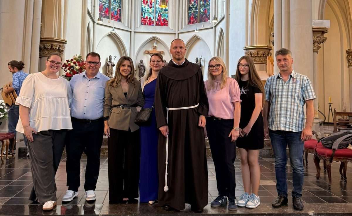 VELIKA PROSLAVA U AACHENU: Fra Ivica Radić proslavio 10 godina svećeništva, majčin blagoslov dotaknuo srca vjernika Fra Ivica Radić proslavio 10 godina svećeništva / Foto: Fenix (Daniela Blažević)