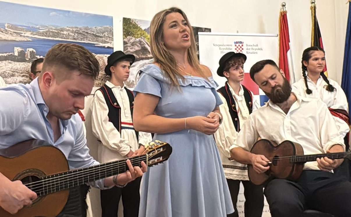 U POVODU 1100. OBLJETNICE HRVATSKOG KRALJEVSTVA: U Berlinu održana kulturna večer "To je moja zemlja - hrvatska prošlost, baština budućnosti" Kulturna večer u Berlinu/ Foto: Fenix (VRHB)