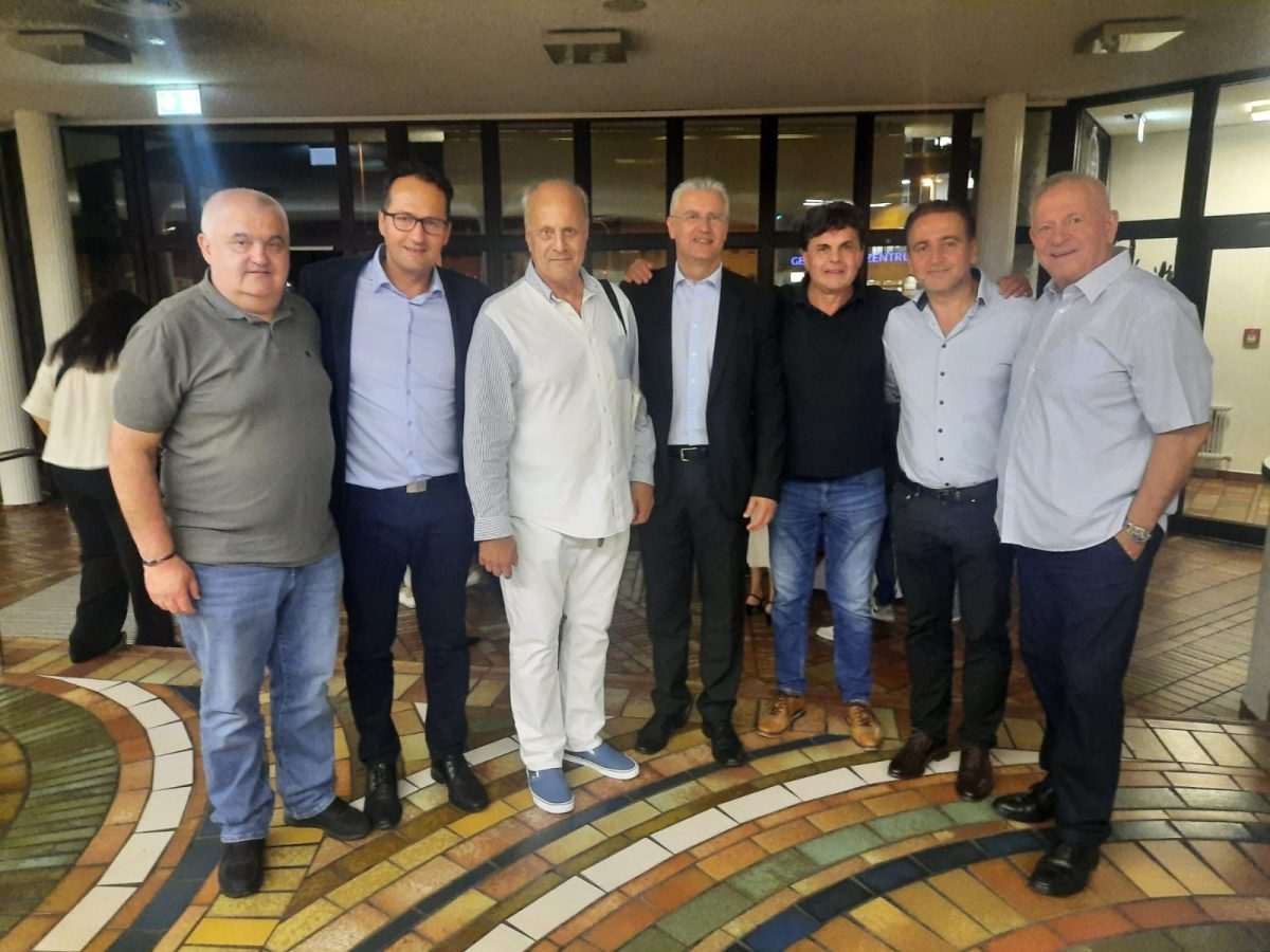 VELIKA PREMIJERA U NJEMAČKOJ: “Hrvatski mučenici” Jakova Sedlara prikazani pred prepunom dvoranom u Karlsfeldu VELIKA PREMIJERA U NJEMAČKOJ: “Hrvatski mučenici” Jakova Sedlara prikazani pred prepunom dvoranom u Karlsfeldu