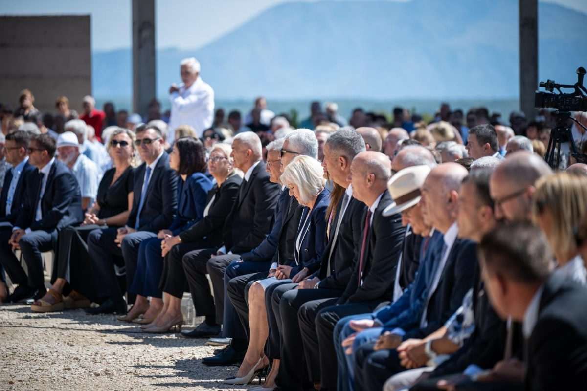 GROBLJE MIRA: 20.000 bijelih križeva – simbol žrtava, sjećanja i opomene